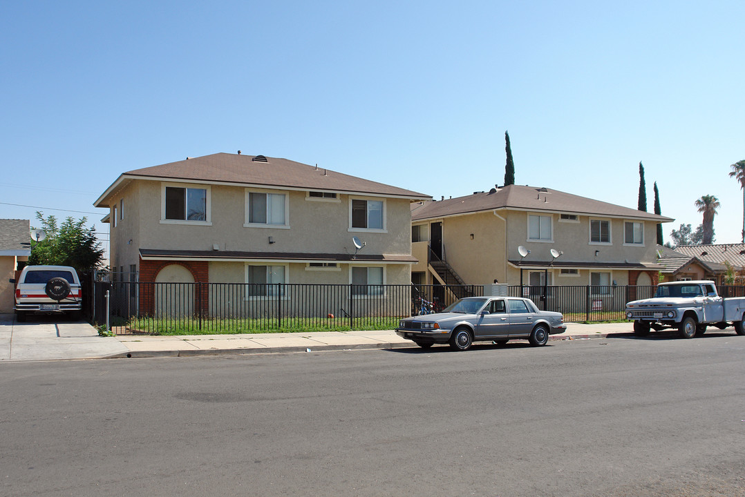 138-144 Perou St in Perris, CA - Foto de edificio