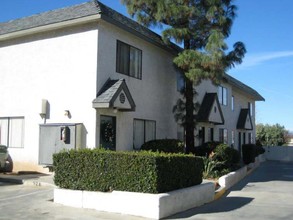 Walnut Village in Newhall, CA - Foto de edificio - Building Photo