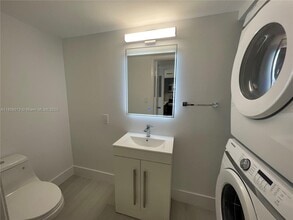 540 Brickell Key Dr in Miami, FL - Building Photo - Building Photo