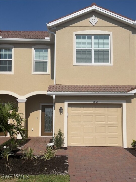 2854 Blossom Wy in Naples, FL - Foto de edificio