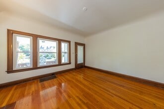 2438 Woodmere Dr in Cleveland Heights, OH - Foto de edificio - Building Photo