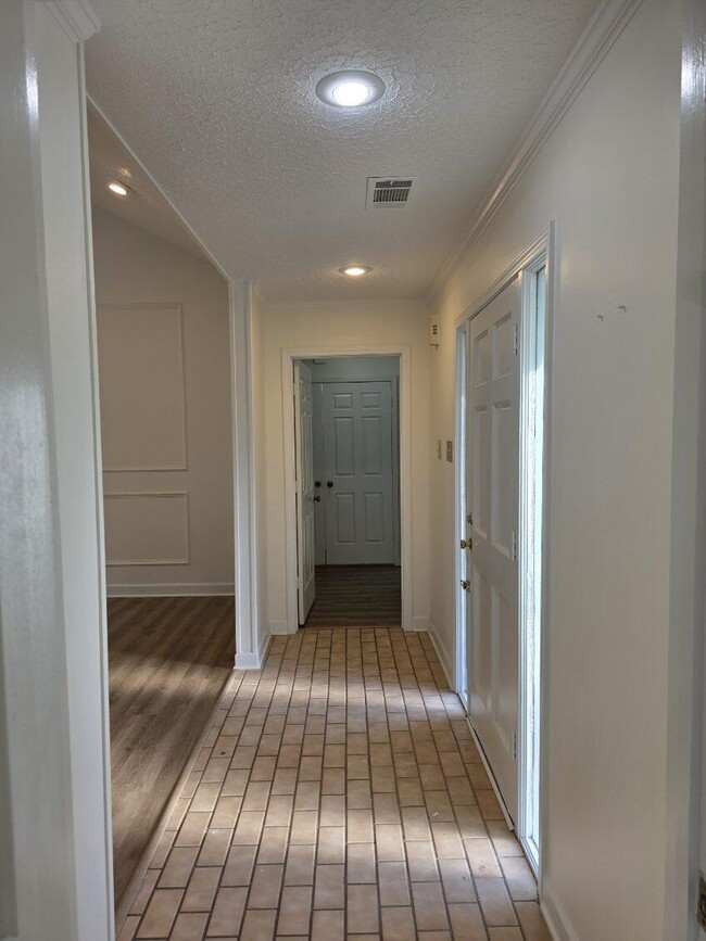 3625 Wincross Dr in Memphis, TN - Building Photo - Building Photo