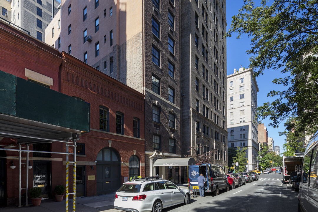 108 E 66th St in New York, NY - Building Photo