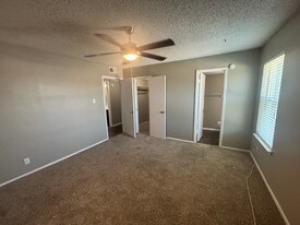 531 Bedford Rd in Bedford, TX - Building Photo