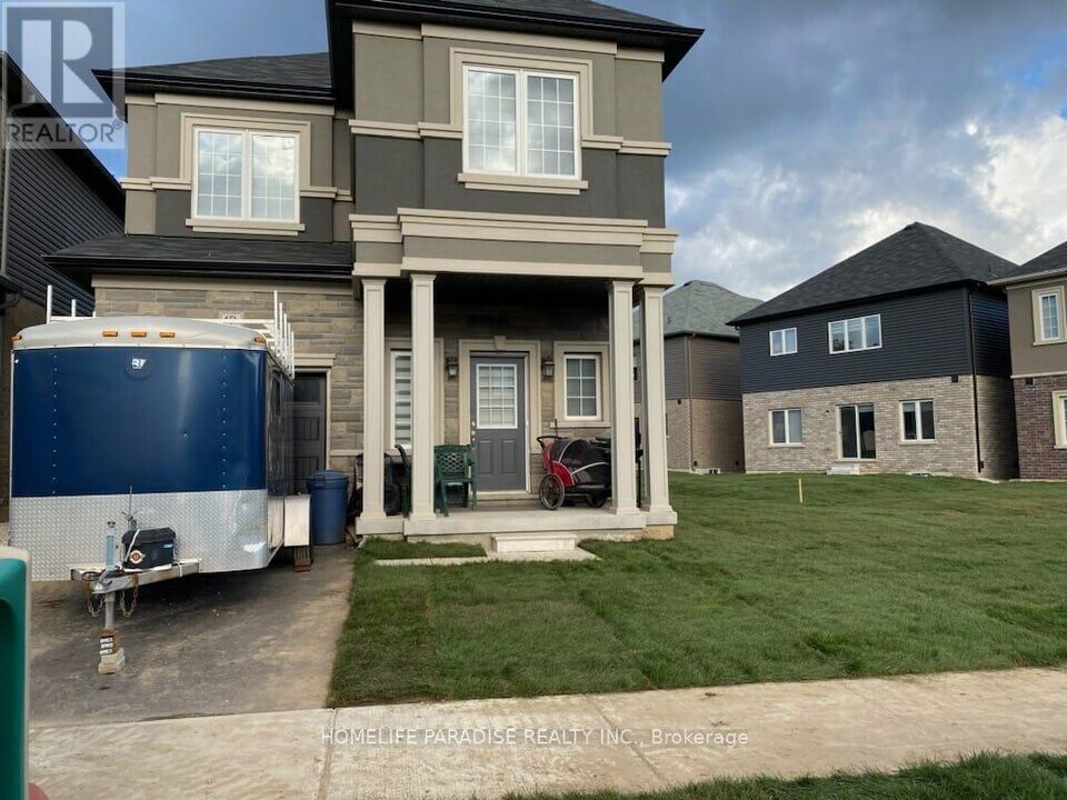12 Poole St in Brant, ON - Building Photo