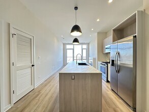 6324 W Belmont Ave, Unit J05P in Chicago, IL - Foto de edificio - Building Photo