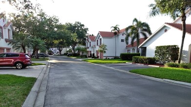 582 Windsor Sq, Unit 201 in Naples, FL - Building Photo - Building Photo