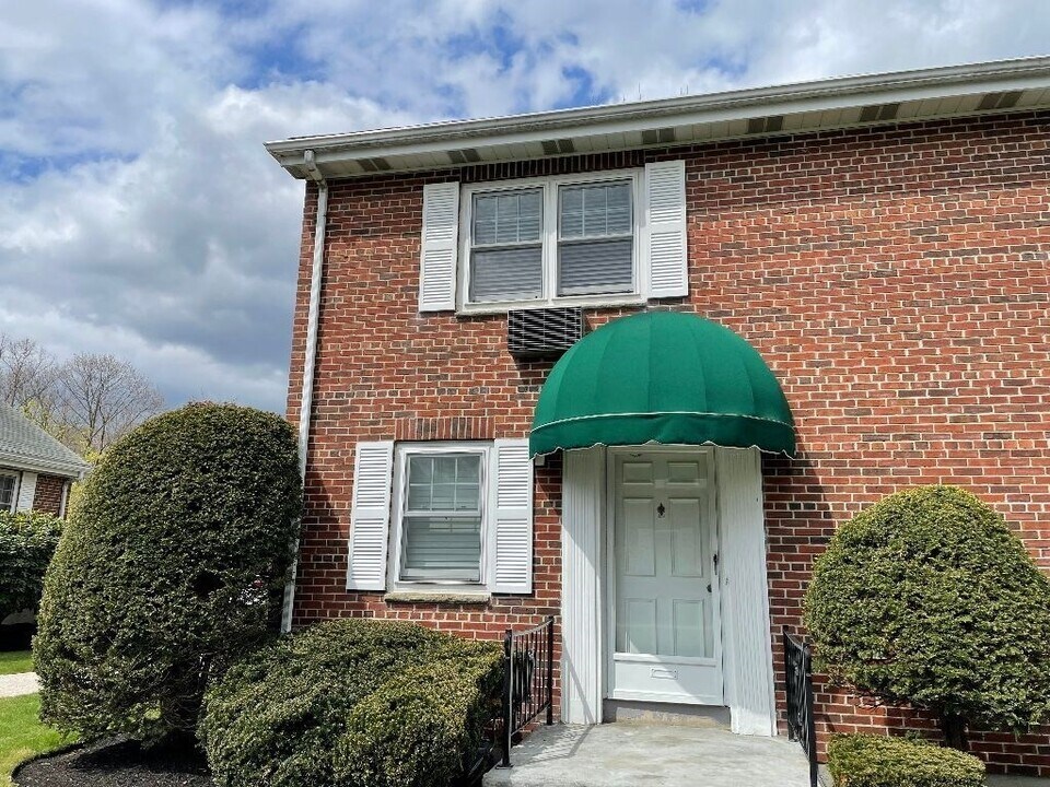 134 Emerson Gardens Rd in Lexington, MA - Foto de edificio