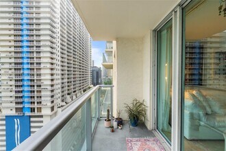 1155 Brickell Bay Dr, Unit 1903 in Miami, FL - Foto de edificio - Building Photo