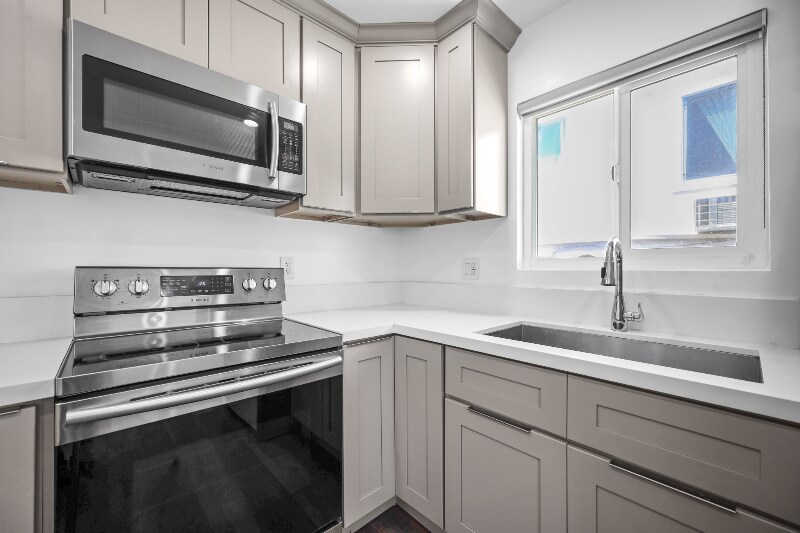 1101 N Flower St in Santa Ana, CA - Building Photo