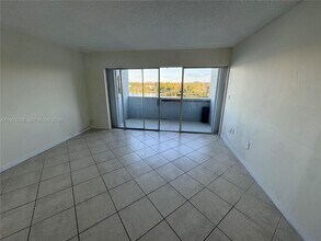 9351 Fontainebleau Blvd in Miami, FL - Building Photo - Building Photo