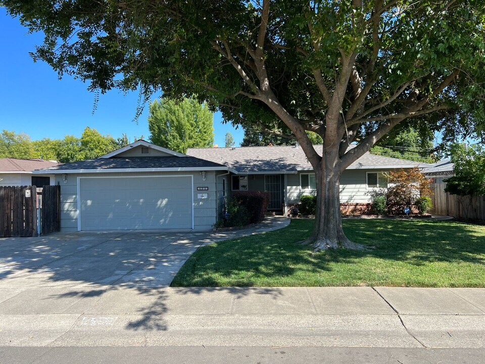 2855 La Colina Way in Carmichael, CA - Building Photo