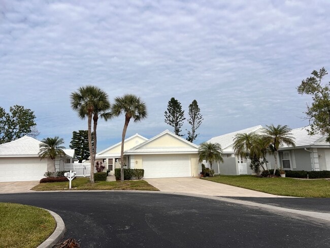705 Harrington Lake Dr S in Venice, FL - Building Photo - Building Photo