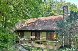 4 Copper Hill Dr in Guilford, CT - Building Photo