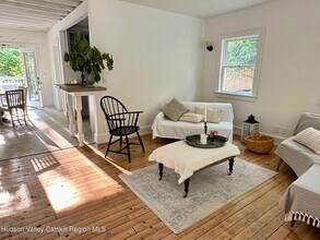 5153 NY-9G in Germantown, NY - Foto de edificio - Building Photo