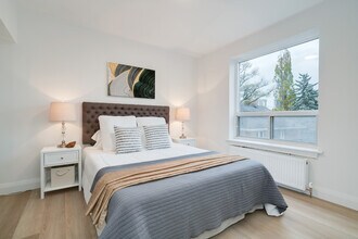 2707 Yonge St in Toronto, ON - Building Photo - Building Photo