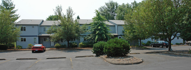 Santana Court Apartments in Corvallis, OR - Foto de edificio - Building Photo