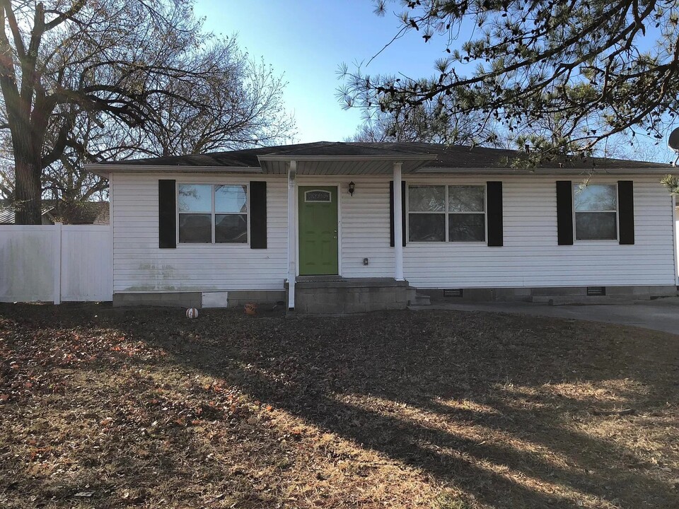 939 E 6th in Ada, OK - Building Photo