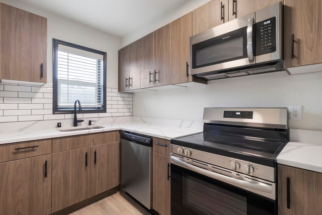 Kensington and Lauriston in Tacoma, WA - Building Photo