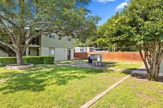 806 E 13th St in Georgetown, TX - Building Photo - Building Photo