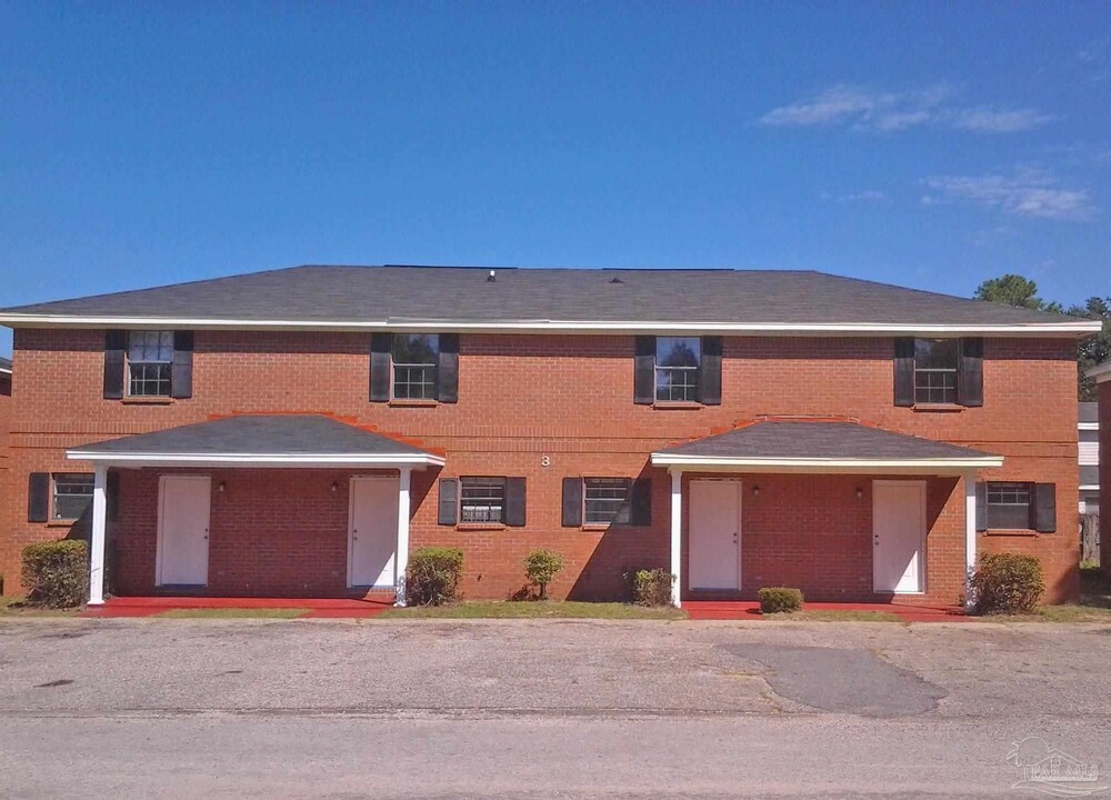 7250 Hilburn Rd in Pensacola, FL - Foto de edificio