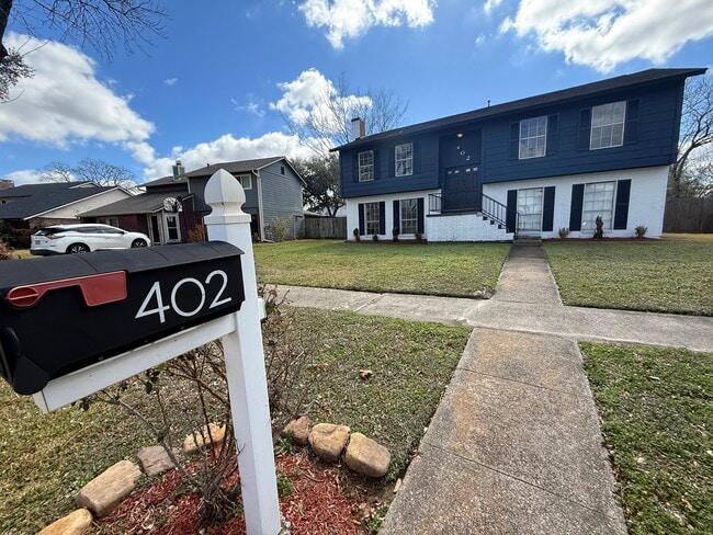 402 Tresvant Dr in Webster, TX - Building Photo - Building Photo