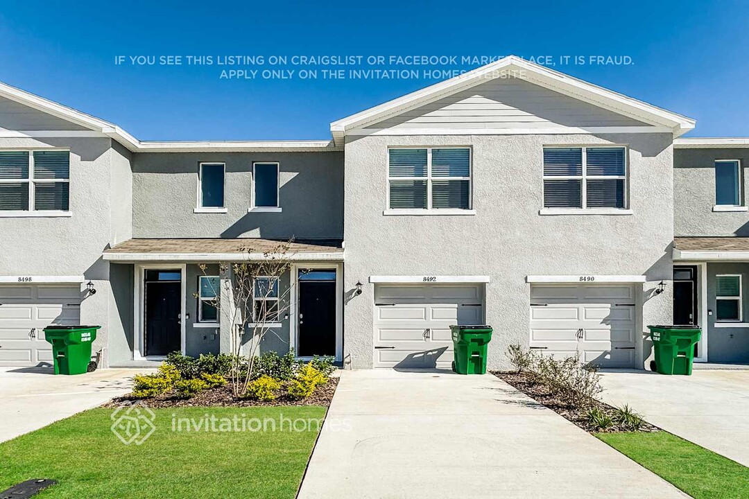 8492 Lofty Timber Wy in Wesley Chapel, FL - Foto de edificio