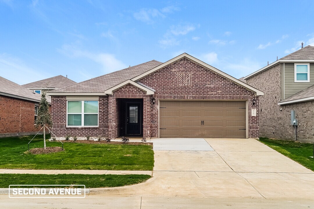 516 Bennie Leonard St in Venus, TX - Building Photo