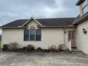 6456 S Rim Cir in Valley City, OH - Building Photo - Building Photo
