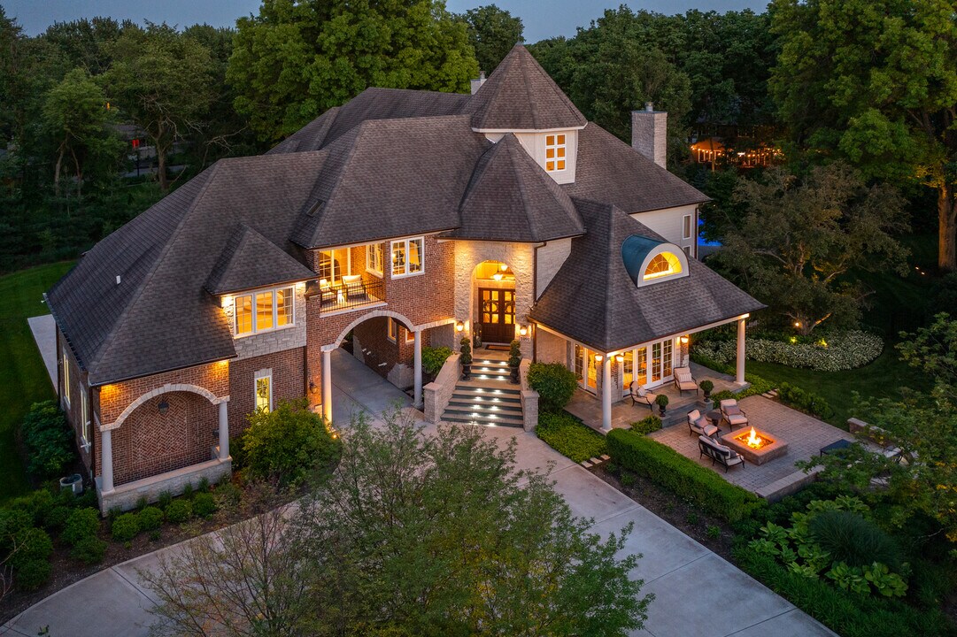 1091 Johnson Dr in Naperville, IL - Building Photo