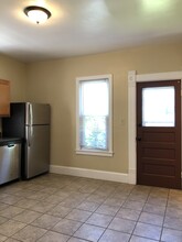 2213 S Robinson Ave, Unit LOWER in Milwaukee, WI - Building Photo - Building Photo