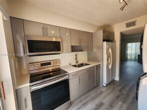 15250 SW 80th St in Miami, FL - Building Photo - Building Photo