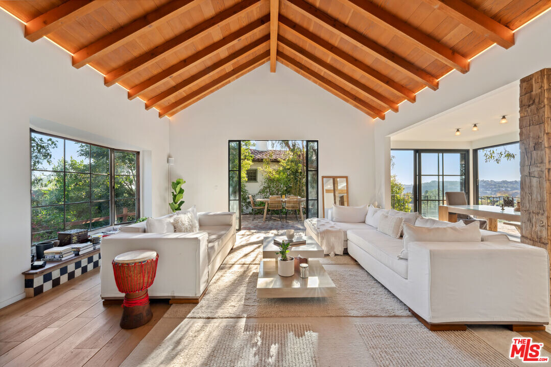 3351 Deronda Dr in Los Angeles, CA - Building Photo