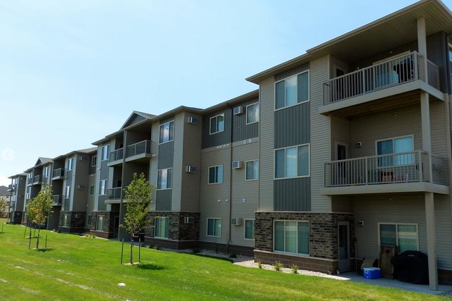 Shadow Bay Apartments in West Fargo, ND - Building Photo - Building Photo