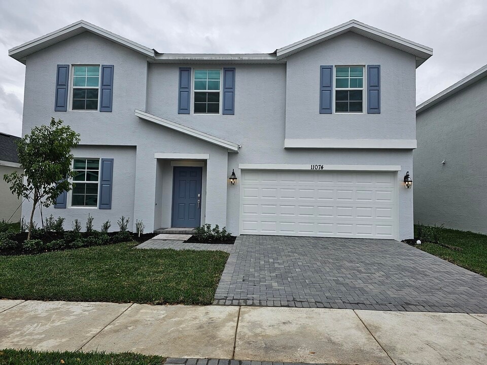 11074 Pondside Ln in Port St. Lucie, FL - Building Photo