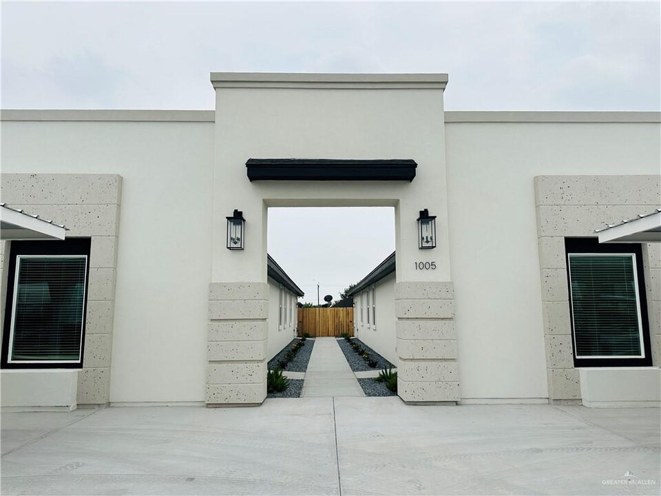 1005 Sugar Gdn Dr, Unit 4 in Pharr, TX - Building Photo
