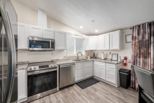 6679-6681 La Jolla Dr in Riverside, CA - Foto de edificio - Interior Photo