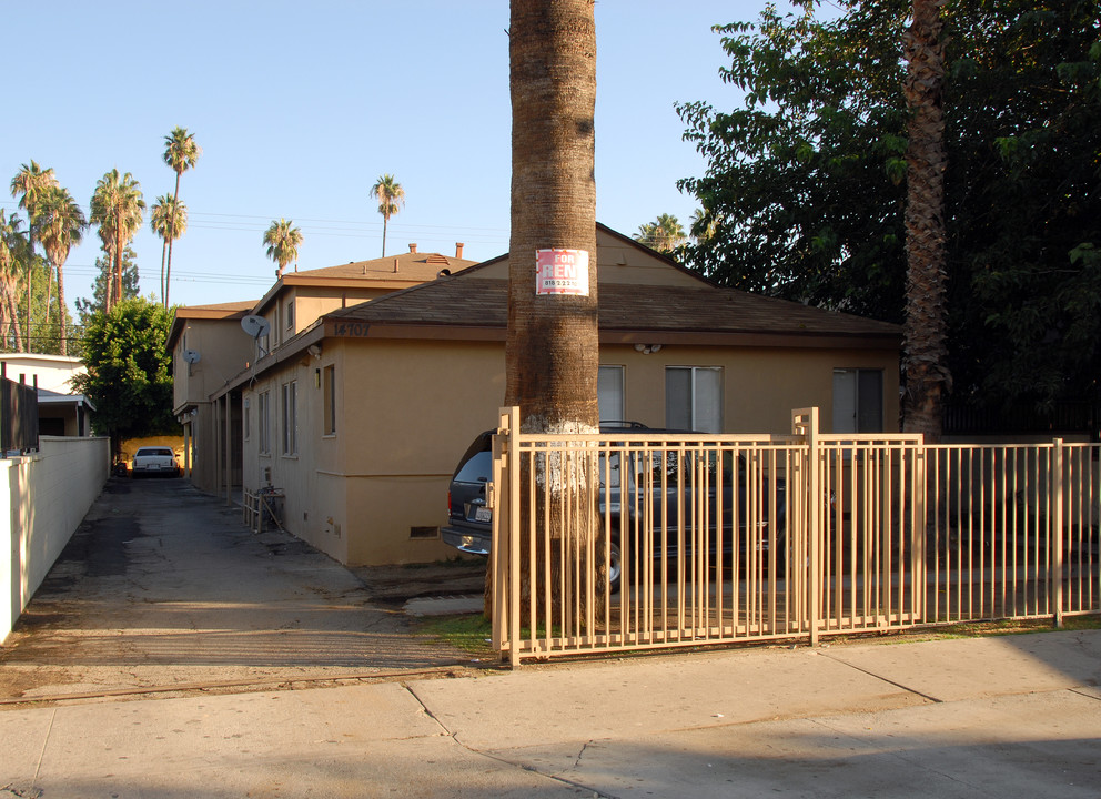 14707 Delano St in Van Nuys, CA - Foto de edificio