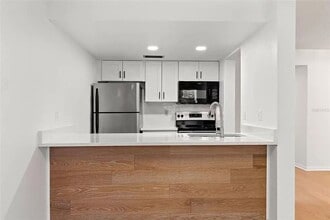 2525 W Bay Dr in Belleair Bluffs, FL - Foto de edificio - Building Photo