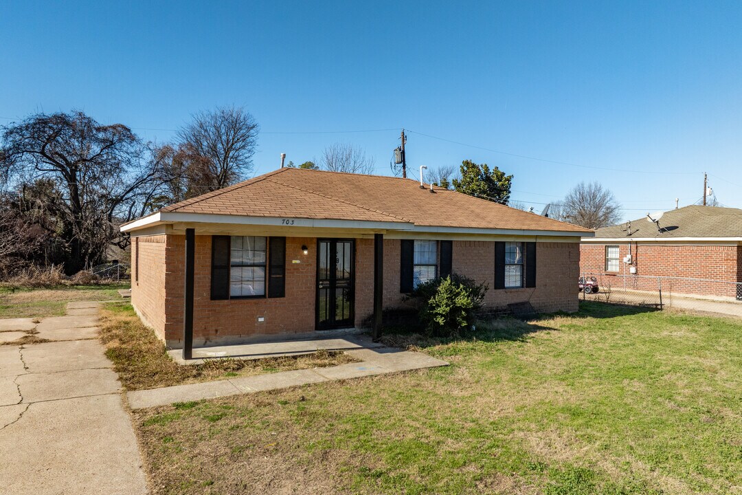 703 S Redding St in West Memphis, AR - Foto de edificio