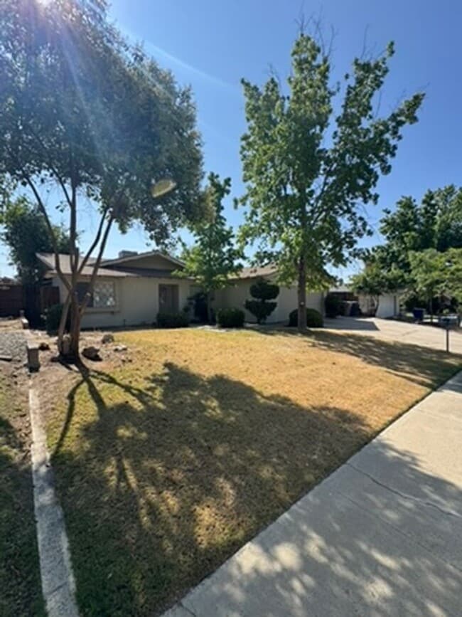 3233 Colgate Ln in Bakersfield, CA - Foto de edificio - Building Photo
