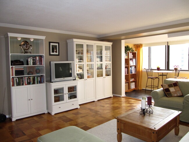 property at 2 Hawthorne Pl