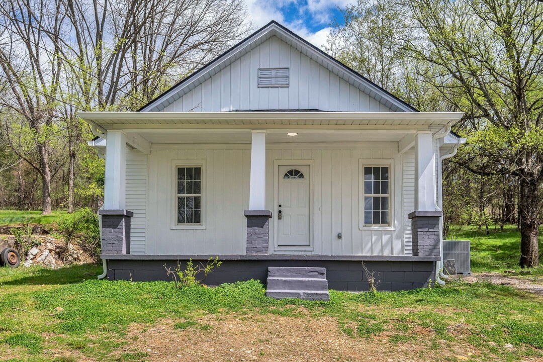 824 W Madison St in Pulaski, TN - Building Photo