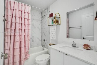 1712 NW 76th Ter in Miami, FL - Foto de edificio - Building Photo