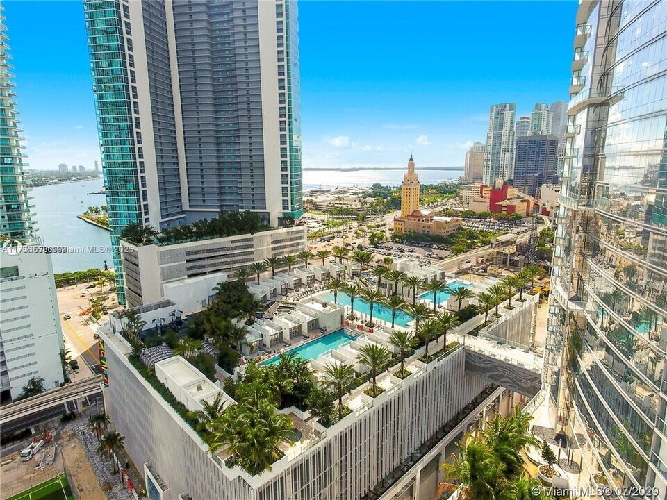 851 NE 1st Ave in Miami, FL - Building Photo