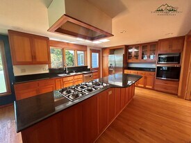 320 Sunset Dr in Eugene, OR - Building Photo