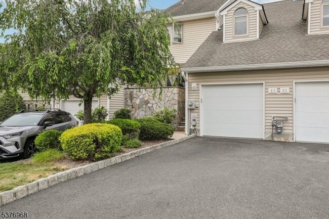 80 Davey Dr in West Orange, NJ - Building Photo - Building Photo