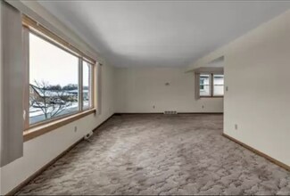 33 Rosemead Ln, Unit UPPER in Cheektowaga, NY - Foto de edificio - Building Photo