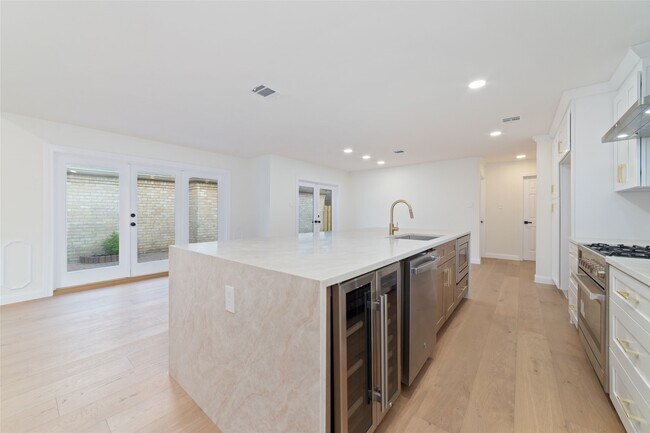 15651 Whitewater Ln in Houston, TX - Building Photo - Building Photo