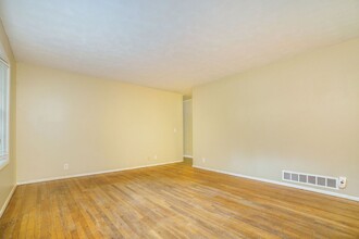 6095 Mincey Rd in Stone Mountain, GA - Building Photo - Building Photo